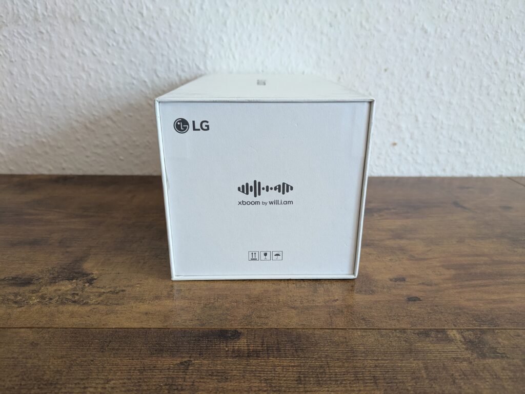Verpackung des LG xboom Grab by will.i.am Bluetooth-Lautsprechers von der Seite