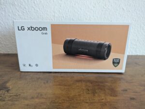 Verpackung des LG xboom Grab by will.i.am Bluetooth-Lautsprechers von hinten