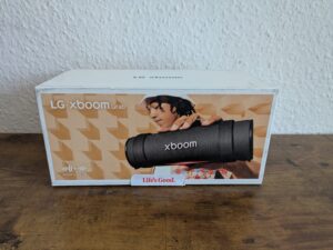 Verpackung des LG xboom Grab by will.i.am Bluetooth-Lautsprechers von vorne