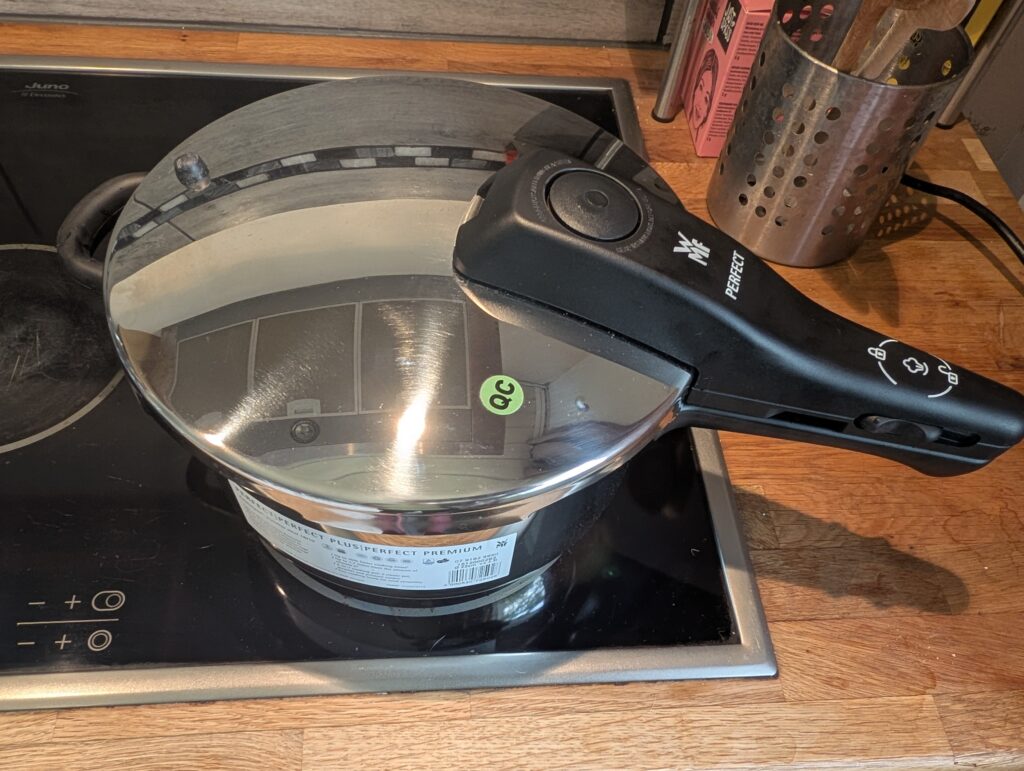 WMF Perfect One Pot Schnellkochtopf auf dem Herd