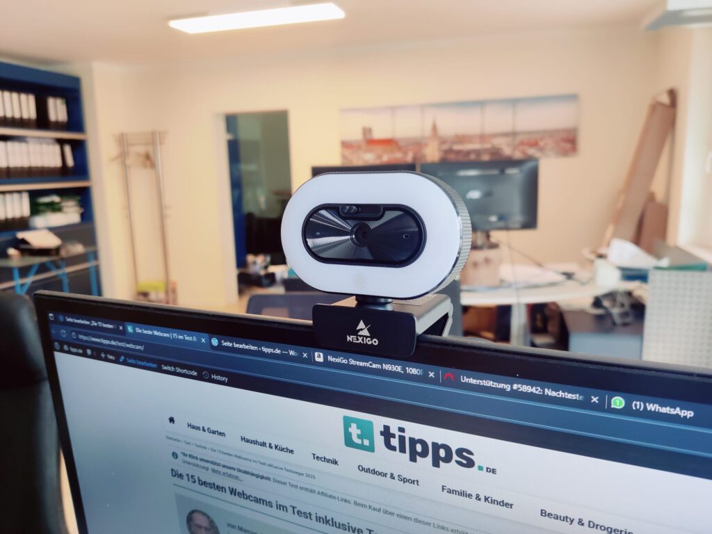 NexiGo N930E Webcam an Bildschirm montiert