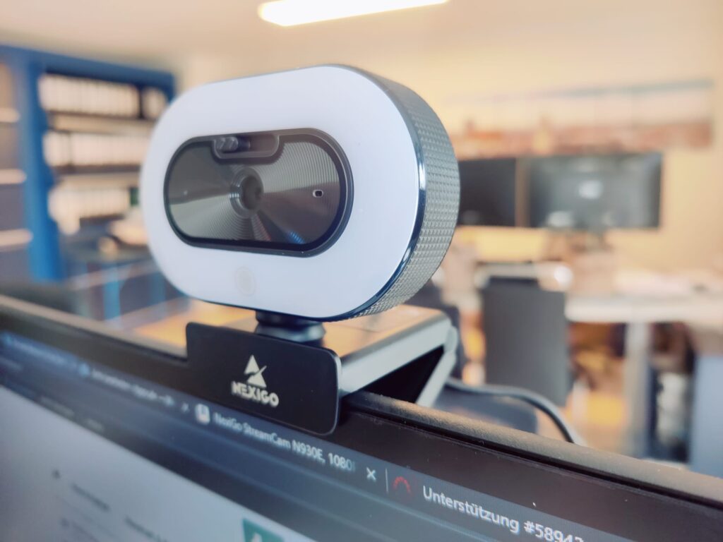 NexiGo N930E Webcam an Bildschirm montiert 2