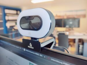 NexiGo N930E Webcam an Bildschirm montiert 2