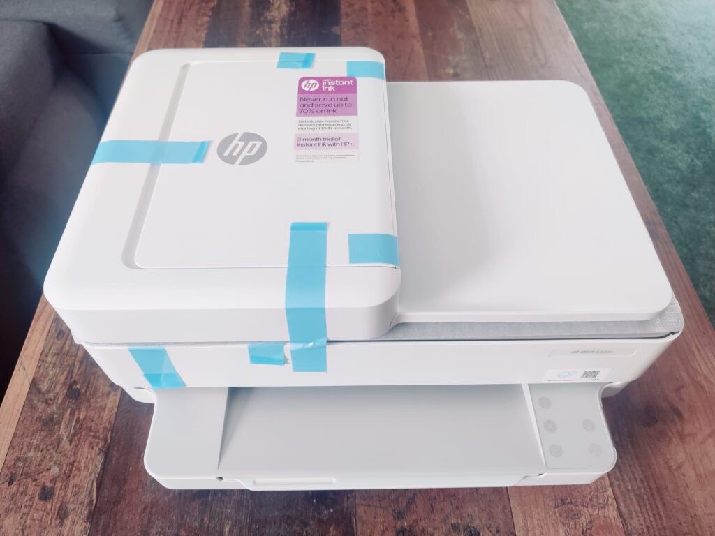 HP ENVY 6420e Tintenstrahldrucker mit Klebestreifen