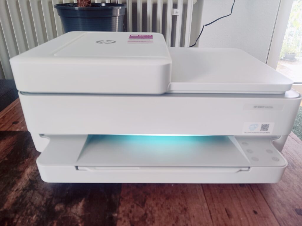 HP ENVY 6420e Tintenstrahldrucker in Betrieb