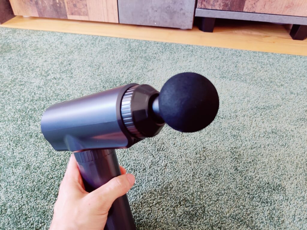 Lefity JX-703S Massagepistole mit Ballkopf im Betrieb