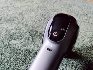 RENPHO Reach R-C007 Massagepistole Display und Ladeanschluss