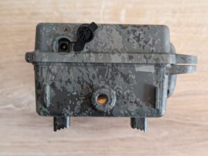 Zeiss Secacam 5 Wildkamera von unten mit offenen Netzanschluss