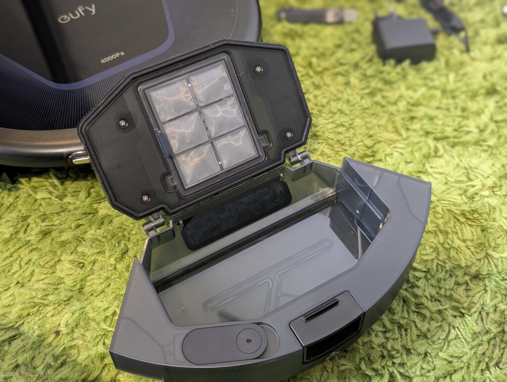 eufy G50 Hybrid Saugroboter Staubbehälter geöffnet und Filter