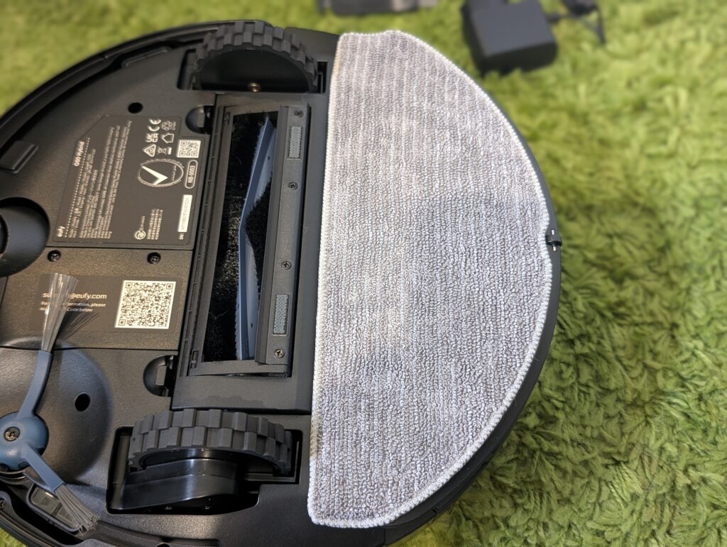eufy G50 Hybrid Saugroboter mit eingesetzter Wischplatte