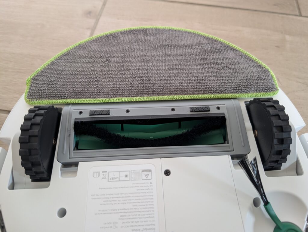 iRobot Roomba 105 Combo Wischroboter Ansicht mit Wischplattex