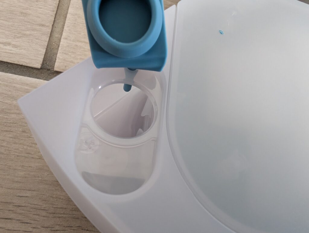 iRobot Roomba 105 Combo Wischroboter Einfüllöffnung Wischwasser geöffnet