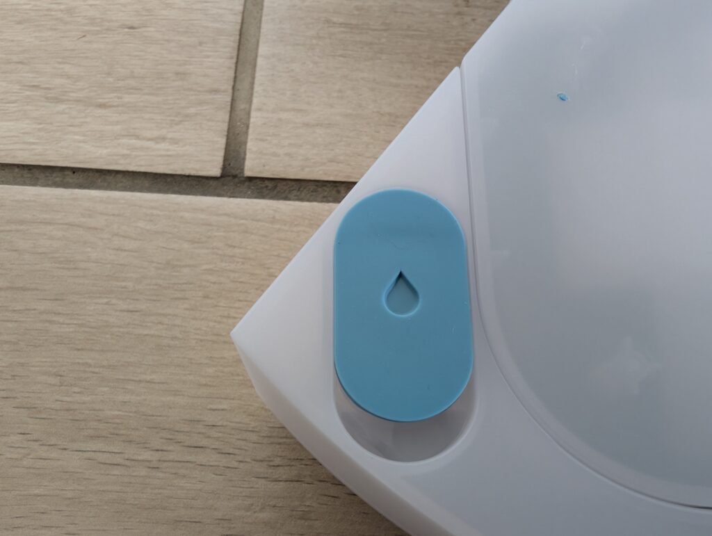 iRobot Roomba 105 Combo Wischroboter Einfüllöffnung Wischwasser geschlossen