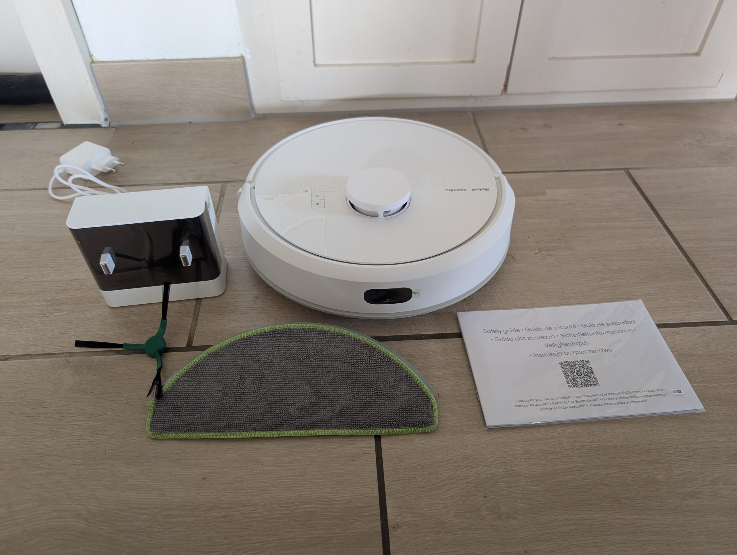 iRobot Roomba 105 Combo Wischroboter Lieferumfang ausgepackt