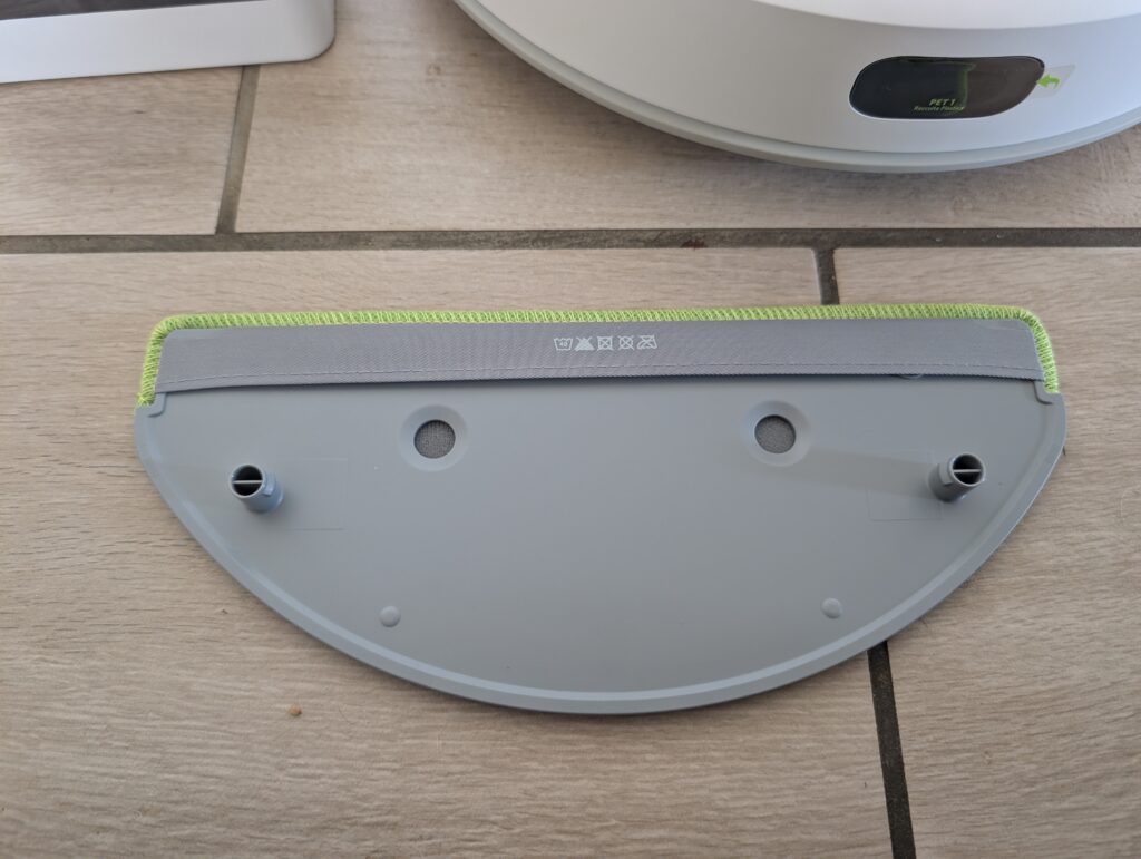 iRobot Roomba 105 Combo Wischroboter Wischplatte mit Wischtuch Ansicht von unten