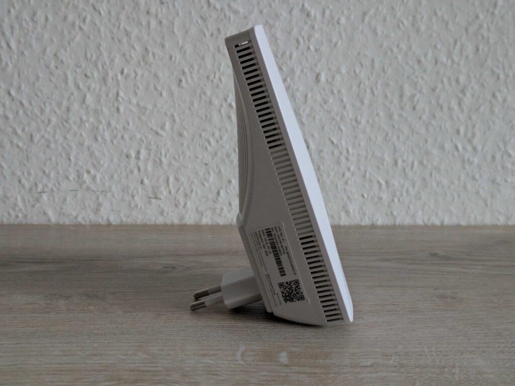 ASUS RP-AX58 AX3000 WLAN-Repeater von links