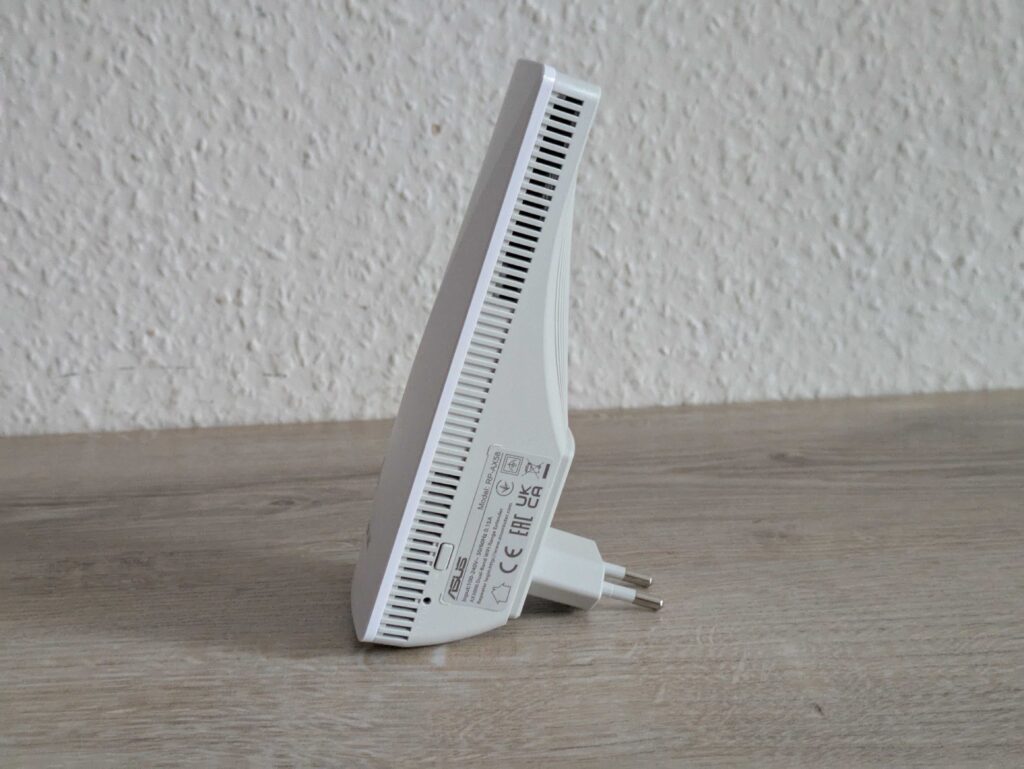 ASUS RP-AX58 AX3000 WLAN-Repeater von rechts (2)