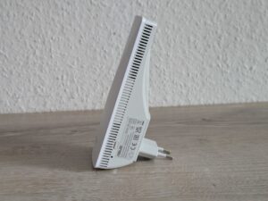 ASUS RP-AX58 AX3000 WLAN-Repeater von rechts (2)
