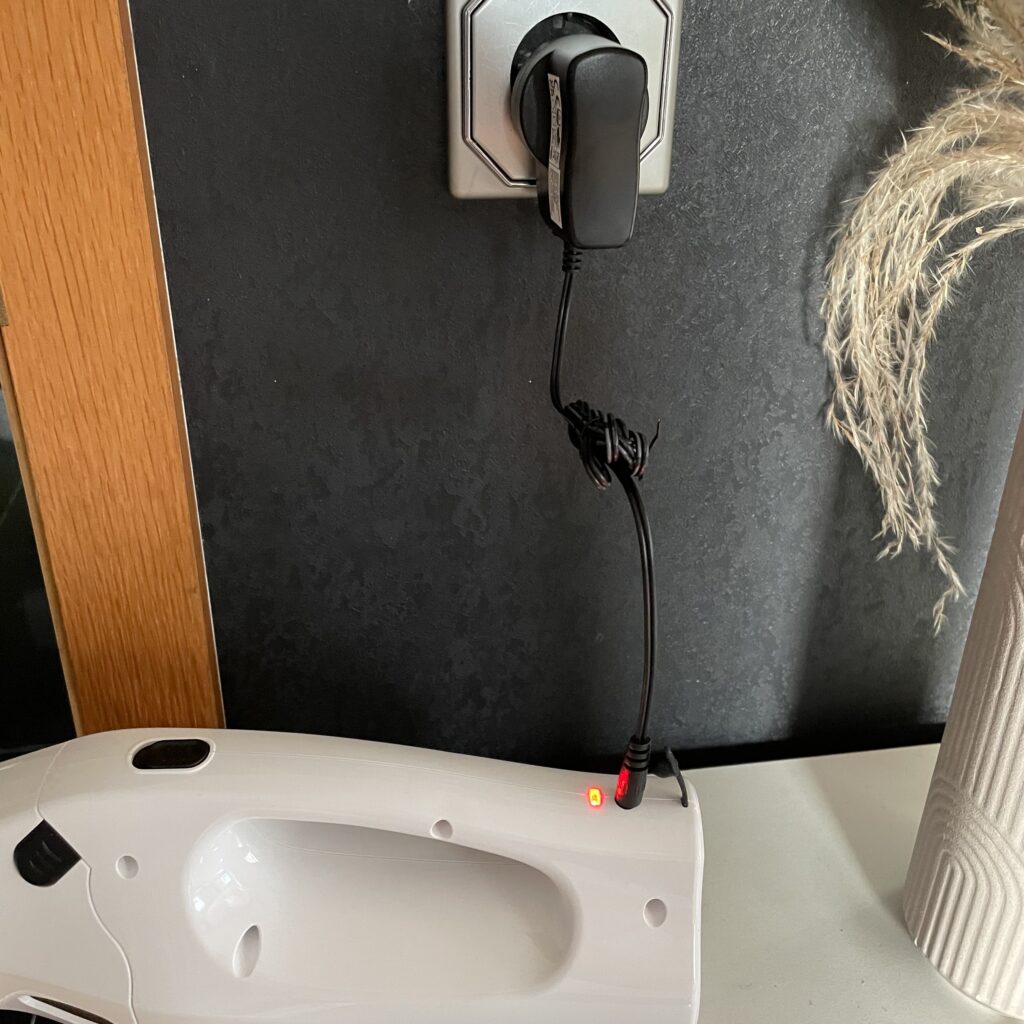 Amazon Basics Fensterstaubsauger Ladestecker