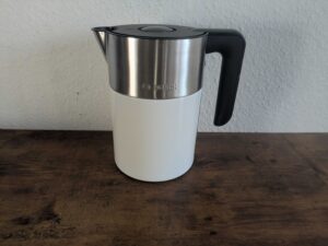 Bosch TWK8611P Wasserkocher von links