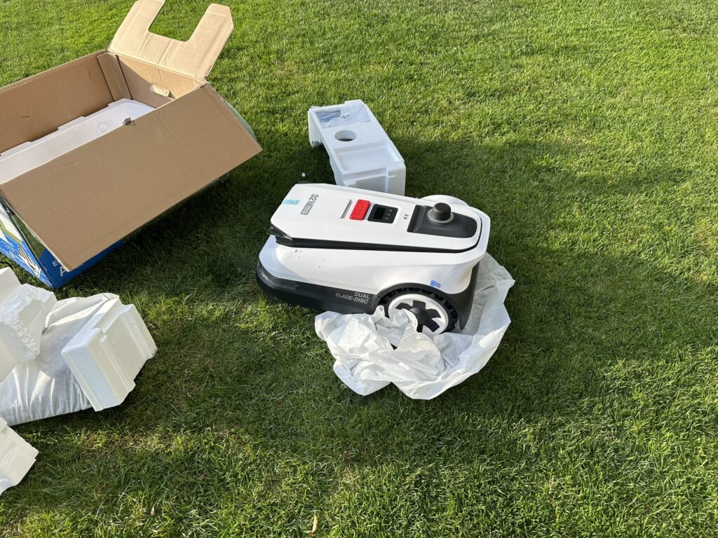 ECOVACS Goat A3000 LiDAR Mähroboter ausgepackt