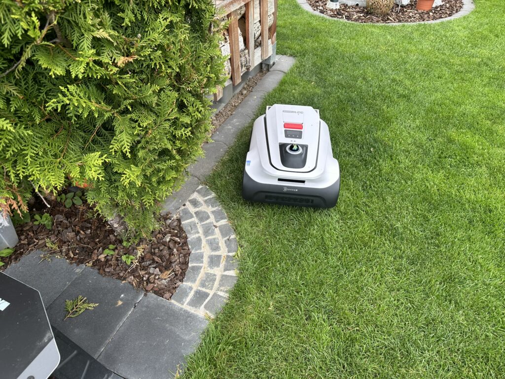 ECOVACS Goat A3000 LiDAR Mähroboter im Einsatz an einem Bogen