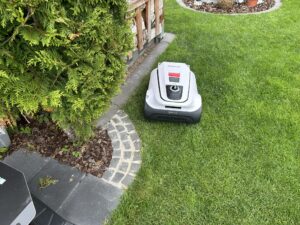 ECOVACS Goat A3000 LiDAR Mähroboter im Einsatz an einem Bogen