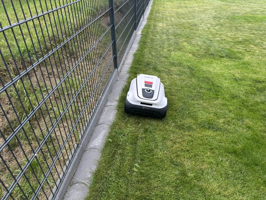 ECOVACS Goat A3000 LiDAR Mähroboter im Einsatz an einem Zaun