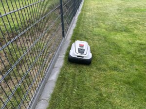 ECOVACS Goat A3000 LiDAR Mähroboter im Einsatz an einem Zaun