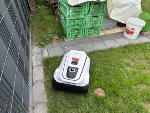 ECOVACS Goat A3000 LiDAR Mähroboter im Einsatz an einer Ecke