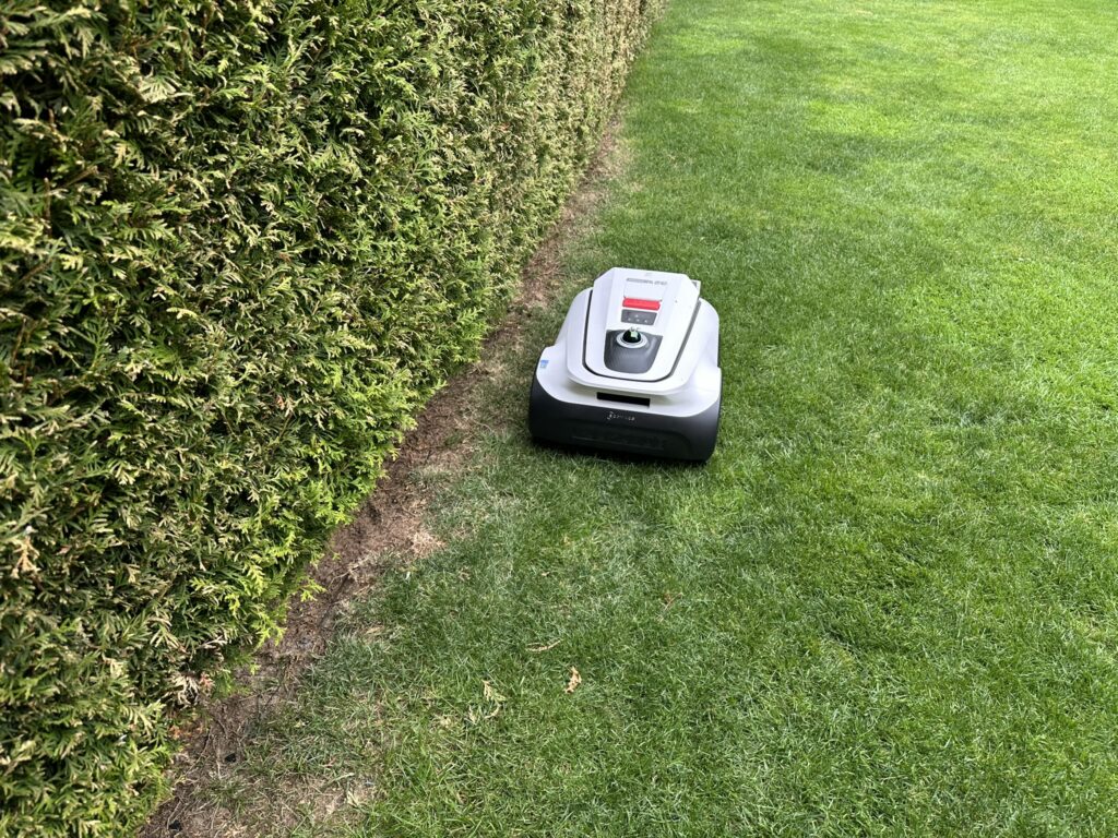 ECOVACS Goat A3000 LiDAR Mähroboter im Einsatz an einer Hecke