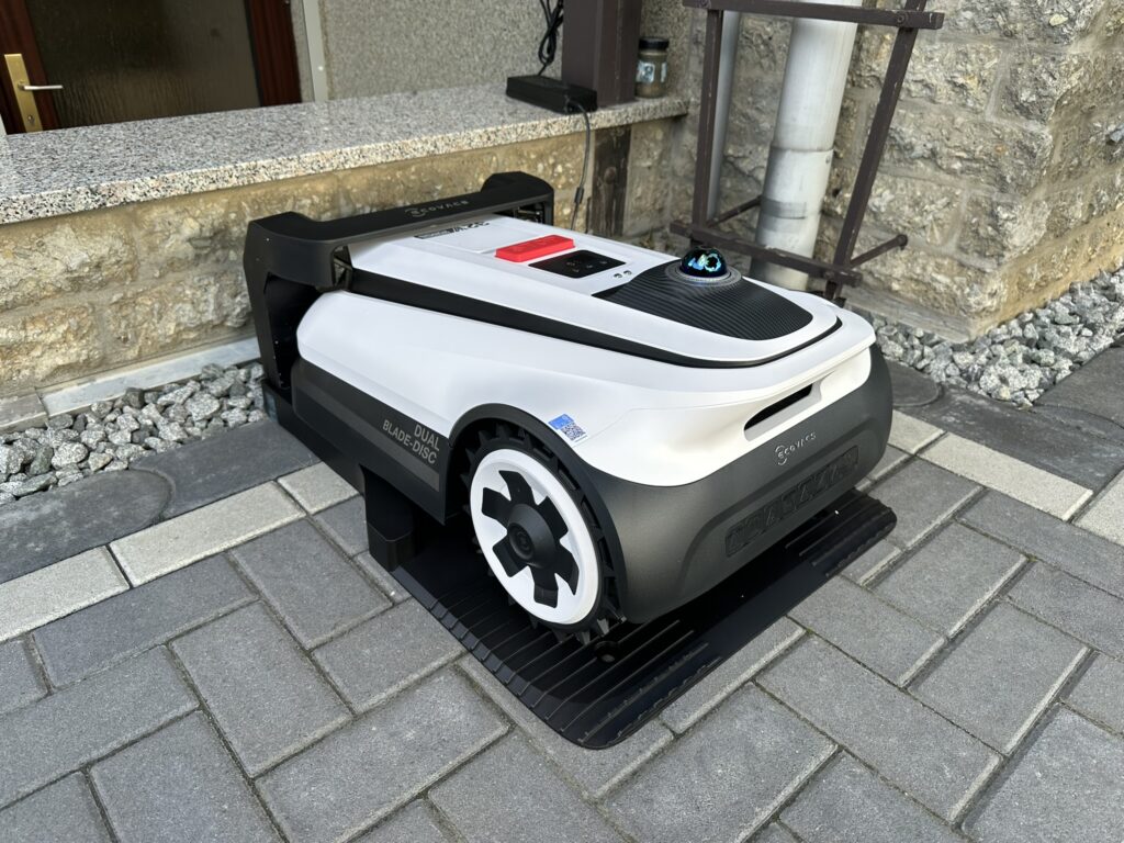 ECOVACS Goat A3000 LiDAR Mähroboter in der Ladestation