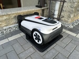 ECOVACS Goat A3000 LiDAR Mähroboter in der Ladestation