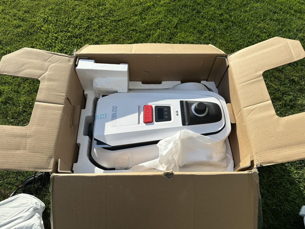 ECOVACS Goat A3000 LiDAR Mähroboter in der Verpackung