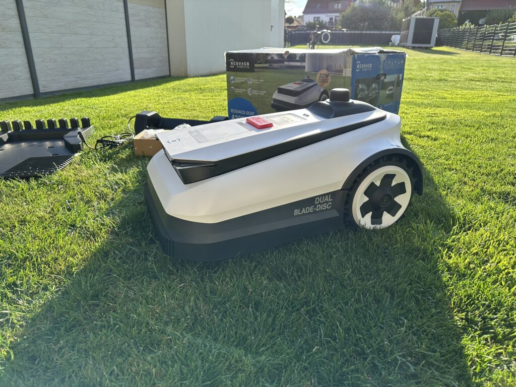 ECOVACS Goat A3000 LiDAR Mähroboter von der Seite