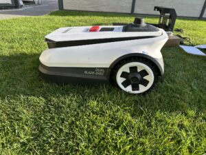 ECOVACS Goat A3000 LiDAR Mähroboter von links