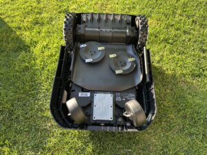 ECOVACS Goat A3000 LiDAR Mähroboter von unten