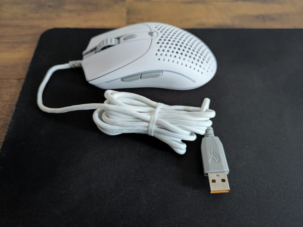 Glorious Model O 2 Mini Gaming-Maus von der Seite mit Kabel