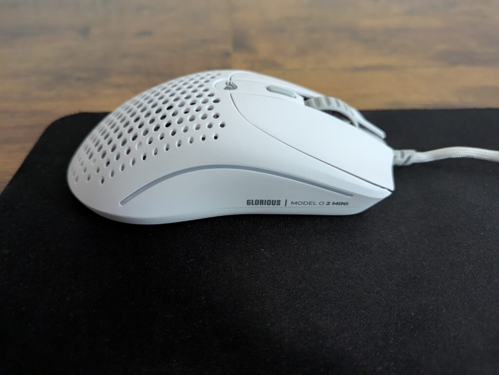 Glorious Model O 2 Mini Gaming-Maus von rechts