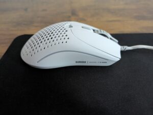 Glorious Model O 2 Mini Gaming-Maus von rechts