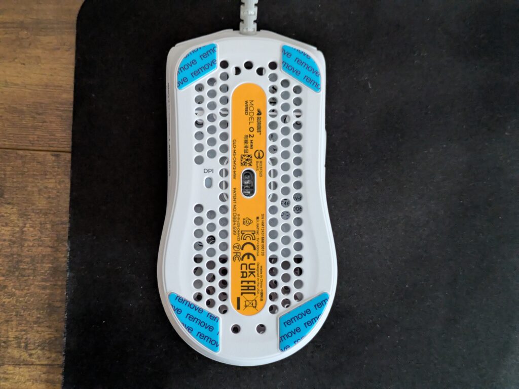 Glorious Model O 2 Mini Gaming-Maus von unten mit Schutzfolien