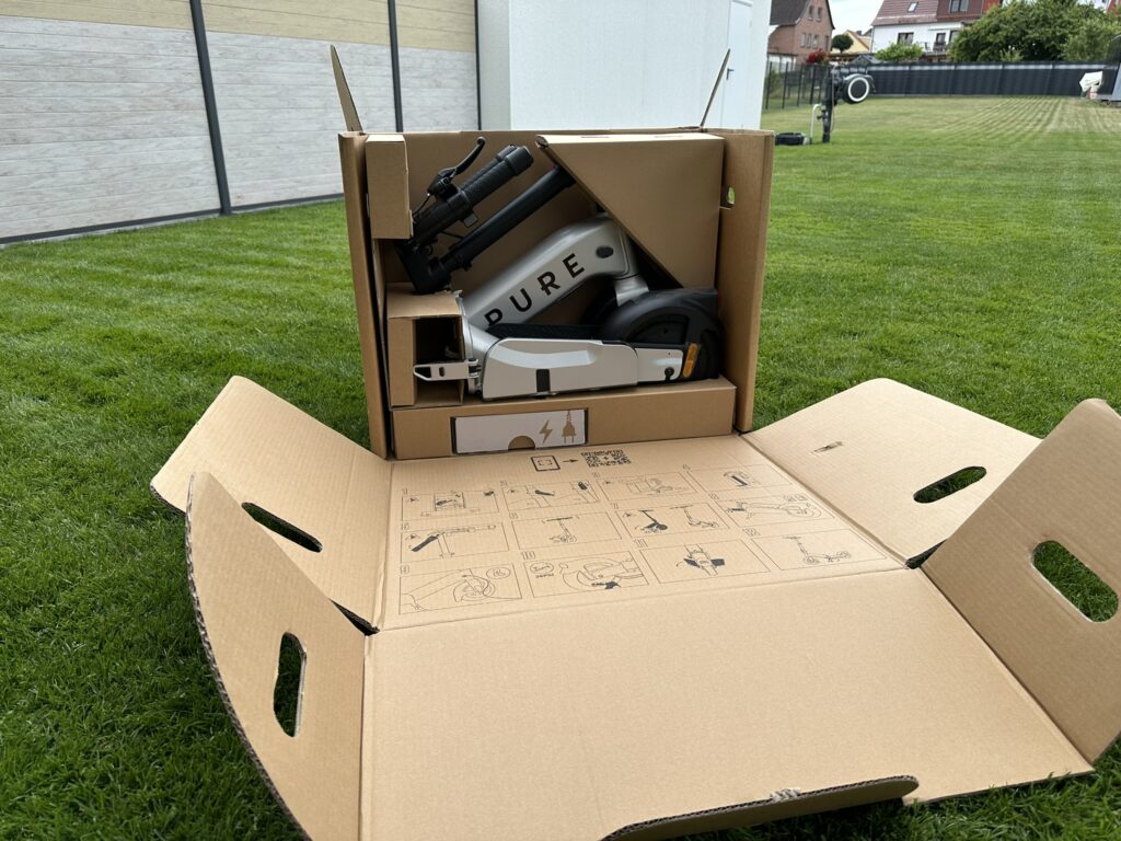 Streetbooster PURE Flex E-Scooter gefaltet in der Verpackung