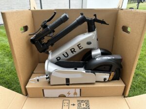 Streetbooster PURE Flex E-Scooter gefaltet in Verpackung
