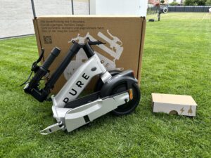 Streetbooster PURE Flex E-Scooter gefaltet vor der Verpackung