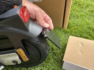Streetbooster PURE Flex E-Scooter Radabdeckung Montage