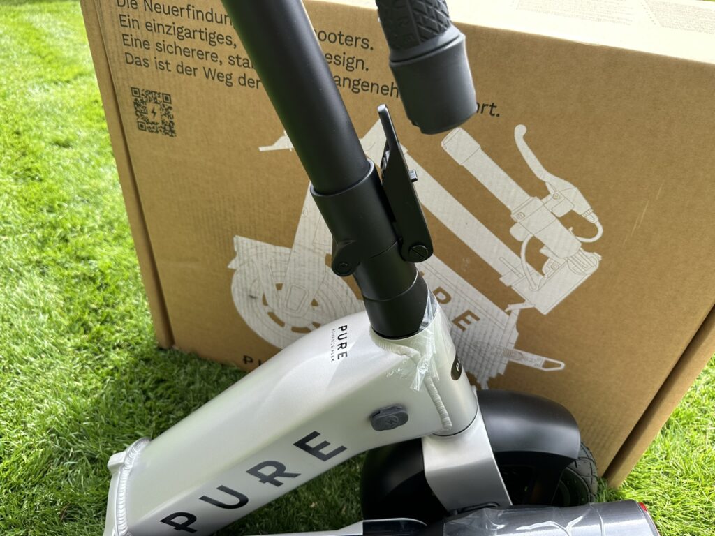 Streetbooster PURE Flex E-Scooter Spanner geschlossen