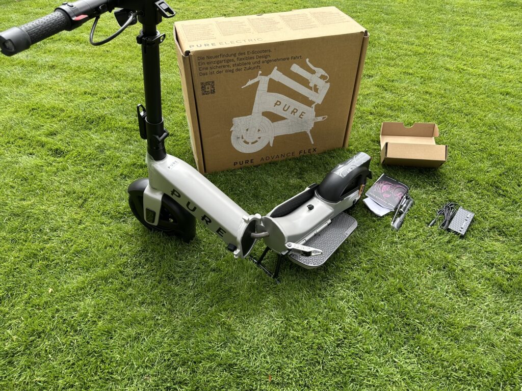 Streetbooster PURE Flex E-Scooter halb aufgebaut mit Zubehör