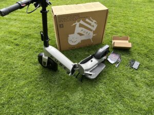 Streetbooster PURE Flex E-Scooter halb aufgebaut mit Zubehör