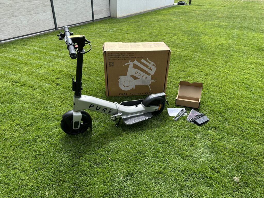 Streetbooster PURE Flex E-Scooter mit Heck montiert
