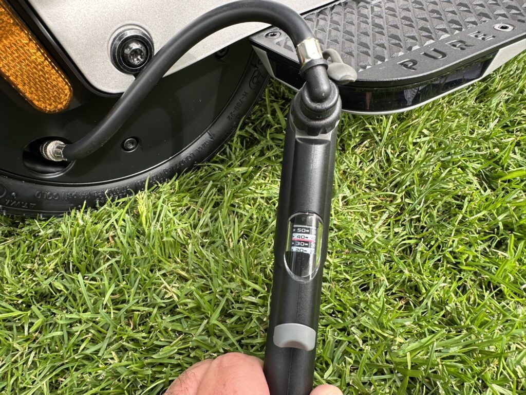 Streetbooster PURE Flex E-Scooter Pumpe im Betrieb